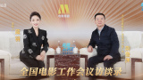 两个女人在有风景的海滩